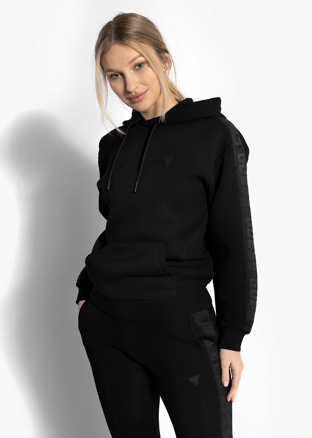 GUESS BRENDA HOODED SWEATSHIRT V2YQ18-K7UW2-JBLK - Damen Kapuzenpullover - Schwarz